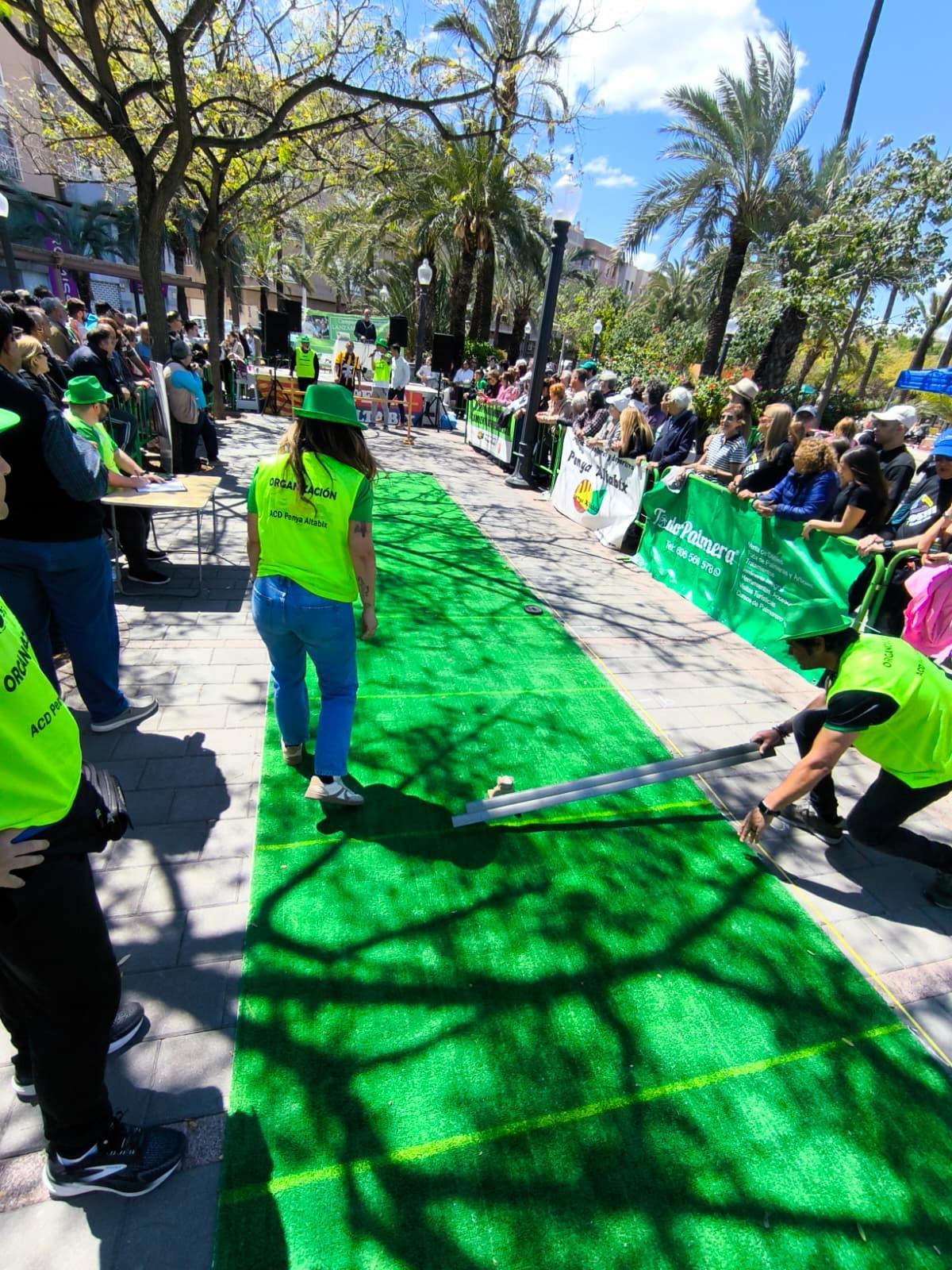 Los mejores momentos del campeonato de lanzamiento de hueso de dátil en Elche este segundo lunes de Pascua