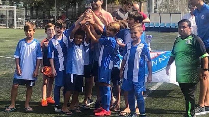 Entrega de trofeos a uno de los equipos.