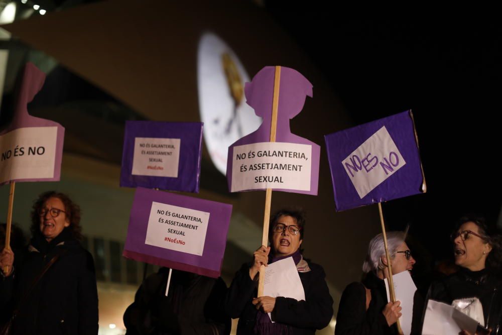 Protesta feminista contra Plácido Domingo frente a Les Arts