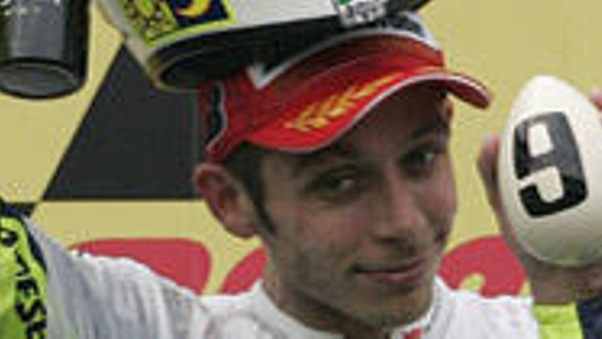 Rossi muestra un huevo con el nueve, el número de títulos mundiales. // Efe
