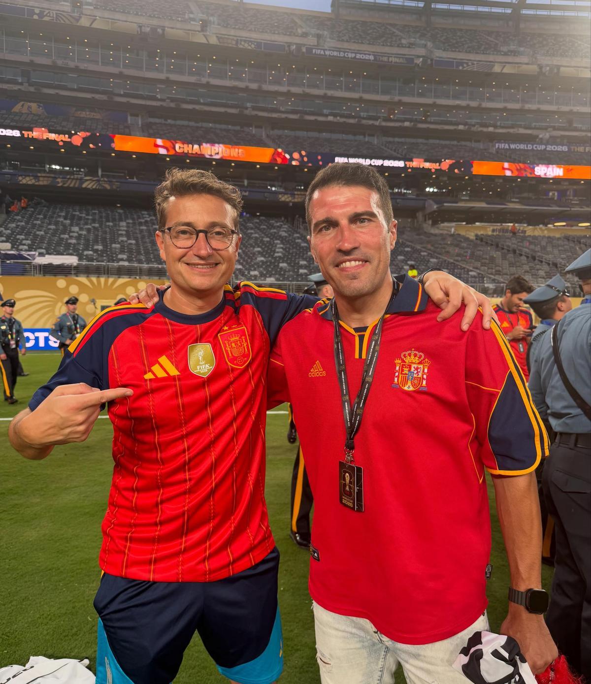 Alberto Zapater y Javier Alfaro celebrando la victoria de España