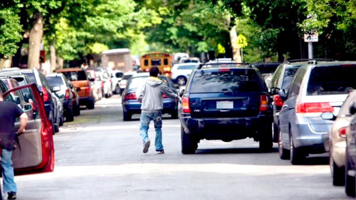 Un coche aparcado en doble fila.