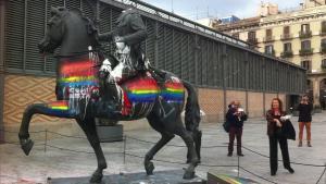 Una mujer lanza huevos a la estatua de Franco en el Born.