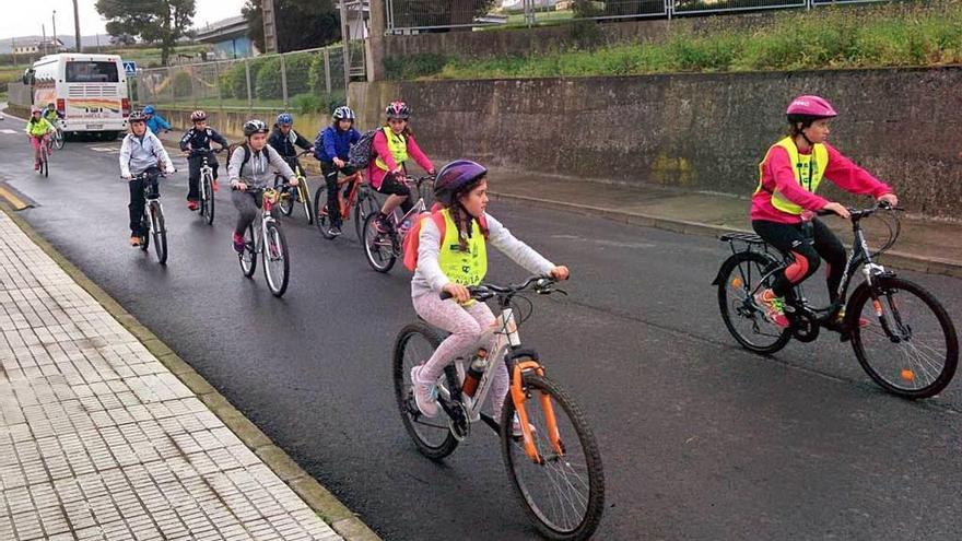 Los escolares de Puerto de Vega, fans de la bicicleta