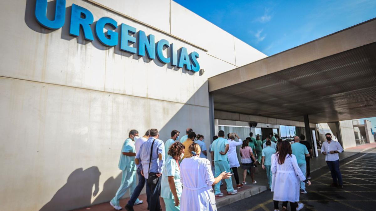 Concentración de sanitarios a las puertas de Urgencias del Hospital Universitario de Torrevieja hace unos meses para denunciar la situación del servicio