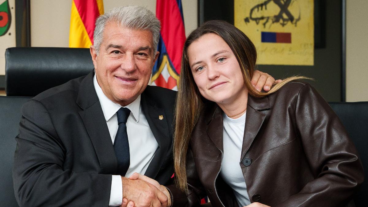 El presidente Joan Laporta con Claudia Pina en la renovación de la canterana hasta 2029
