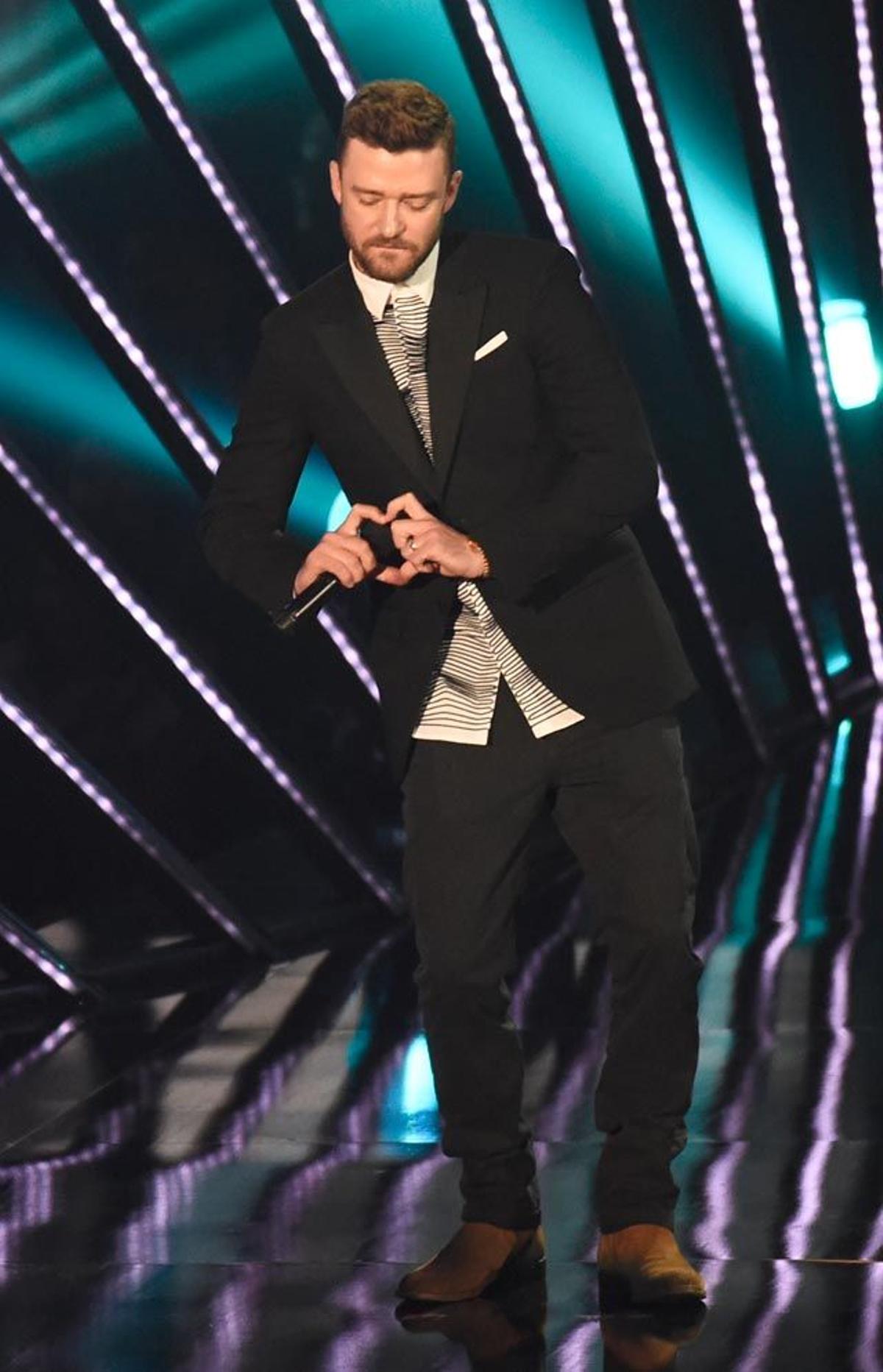 Justin Timberlake presenta el premio a Mejor Gira en la gala iHeartRadio Awards 2016.