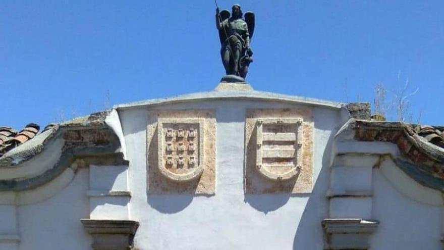 La estatua de la fachada de la vieja casa de Corpus Barga en Belalcázar que ha sido robada.