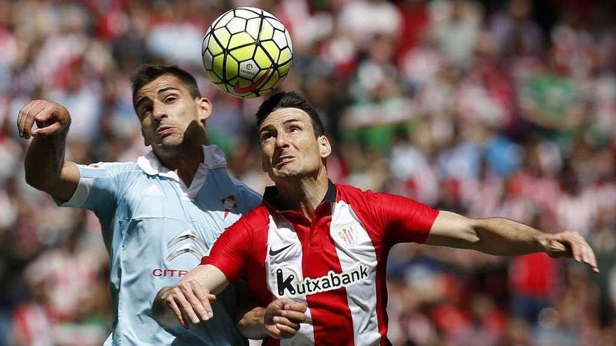 Jonny y Aduriz pugnan por el balón durante el último duelo del Celta en San Mamés. // Luis Tejido