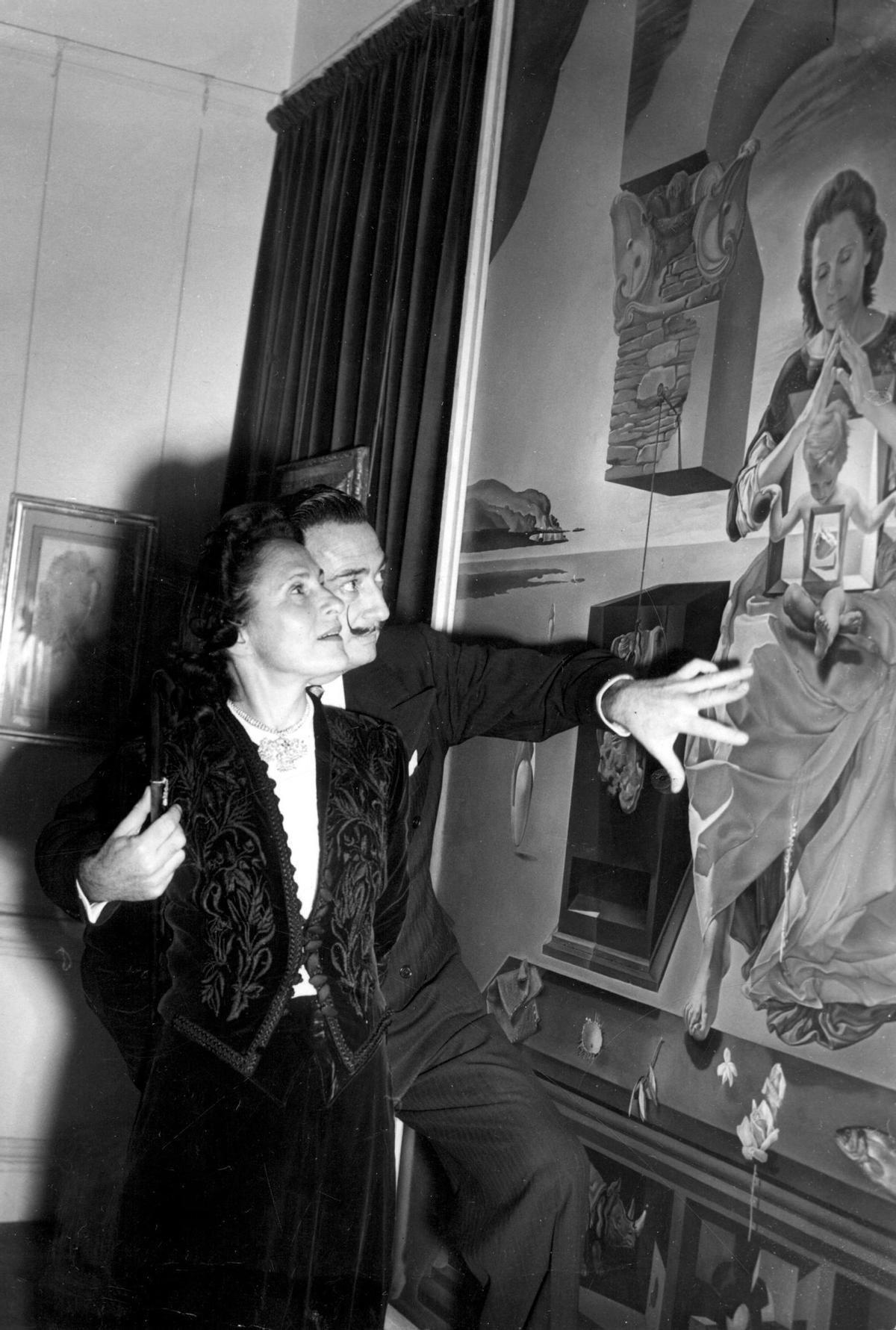Dalí enseña a su mujer, Gala, el cuadro de 'La Madona de Portlligat'.