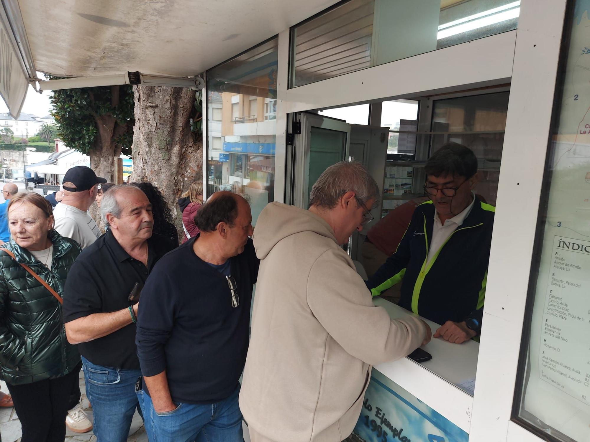 En imágenes: Colas en Puerto de Vega para conseguir una entrada para el partido de la Copa del Rey