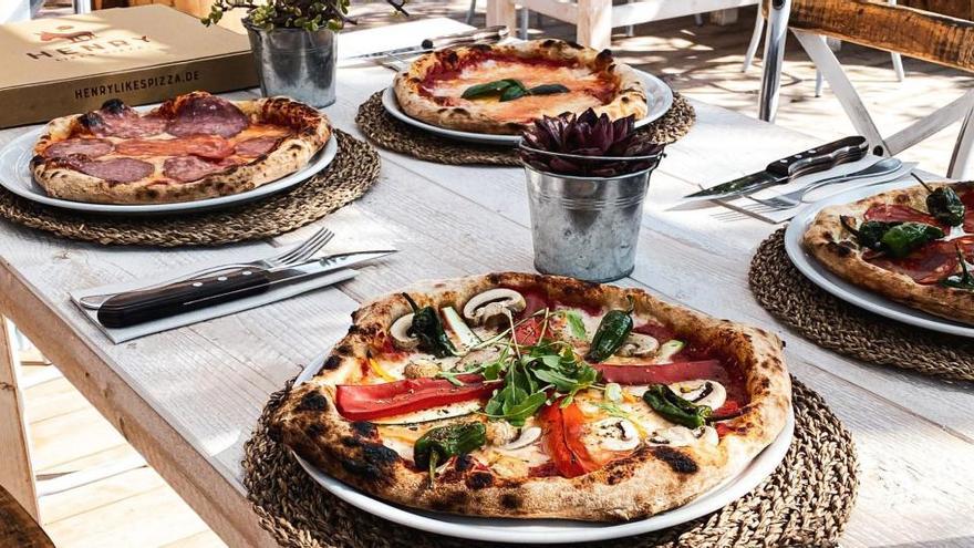 Auf der Karte stehen 16 Pizza-Varianten mit knusprigem Rand und dünnem Boden - wie in Neapel.