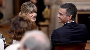 El presidente del Gobierno, Pedro Sánchez, y su esposa, Begoña Gómez, durante los actos del X Aniversario de la proclamación del rey Felipe VI.