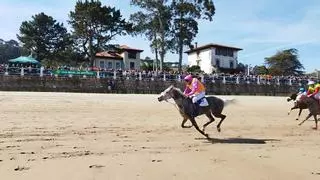 Las carreras de caballos triunfan en la playa de Ribadesella, abarrotada para un gran espectáculo