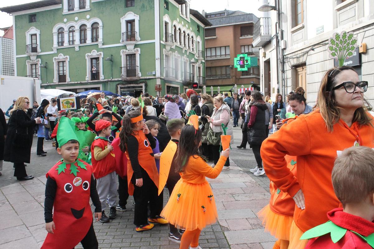 Así fue el divertido y pasacalles de Carnaval del colegio Virgen del Fresno en el mercado
