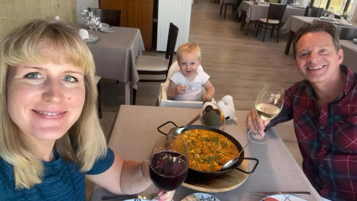 La familia al completo degustando un arroz en un restaurante de Oia.