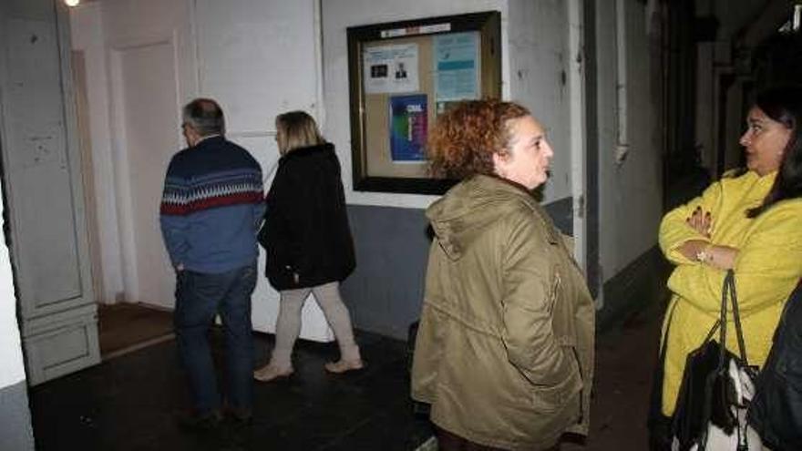 Entrada de cofrades al Casino de Luarca, donde se votó.