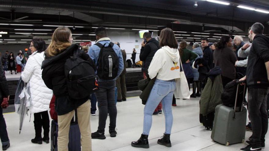 Passatgers esperant a una andana de l&#039;estació de Sants a causa de la vaga