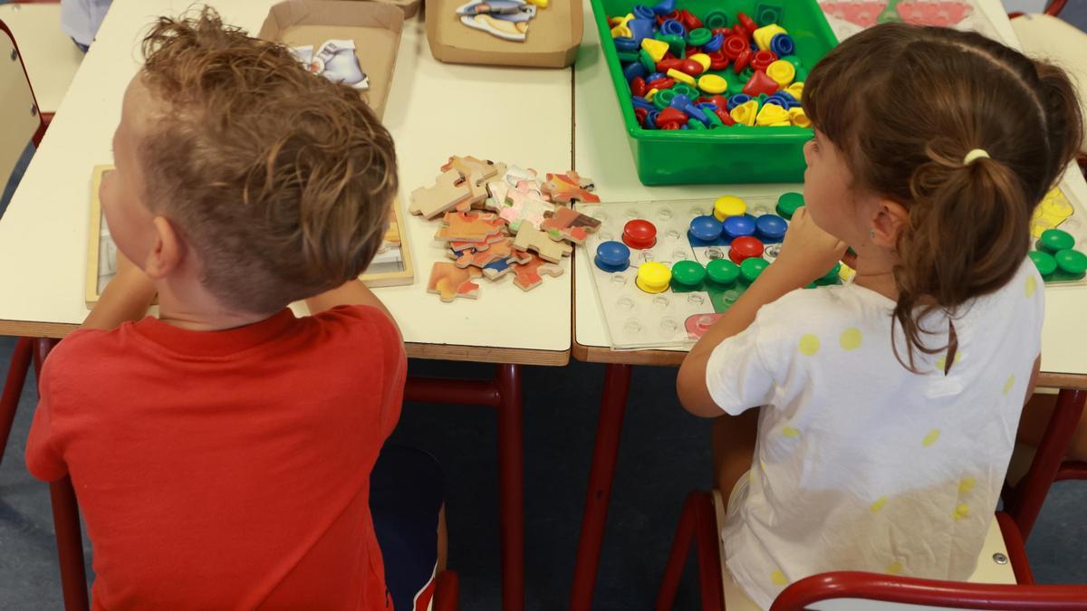 Dos alumnos de Infantil, en el aula.