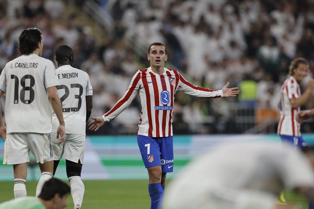 YEDA (ARABIA SAUDÍ), 08/01/2026.- El delantero del Atlético de Madrid Antoine Griezmann durante la semifinal de la Supercopa de España entre el Atlético de Madrid y el Real Madrid, este jueves en el Estadio Rey Abdullah, en Yeda. EFE/Kai Forsterling