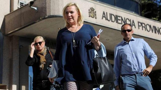 La 'niña robada' Inés Madrigal, ayer, a la salida de la Audiencia.