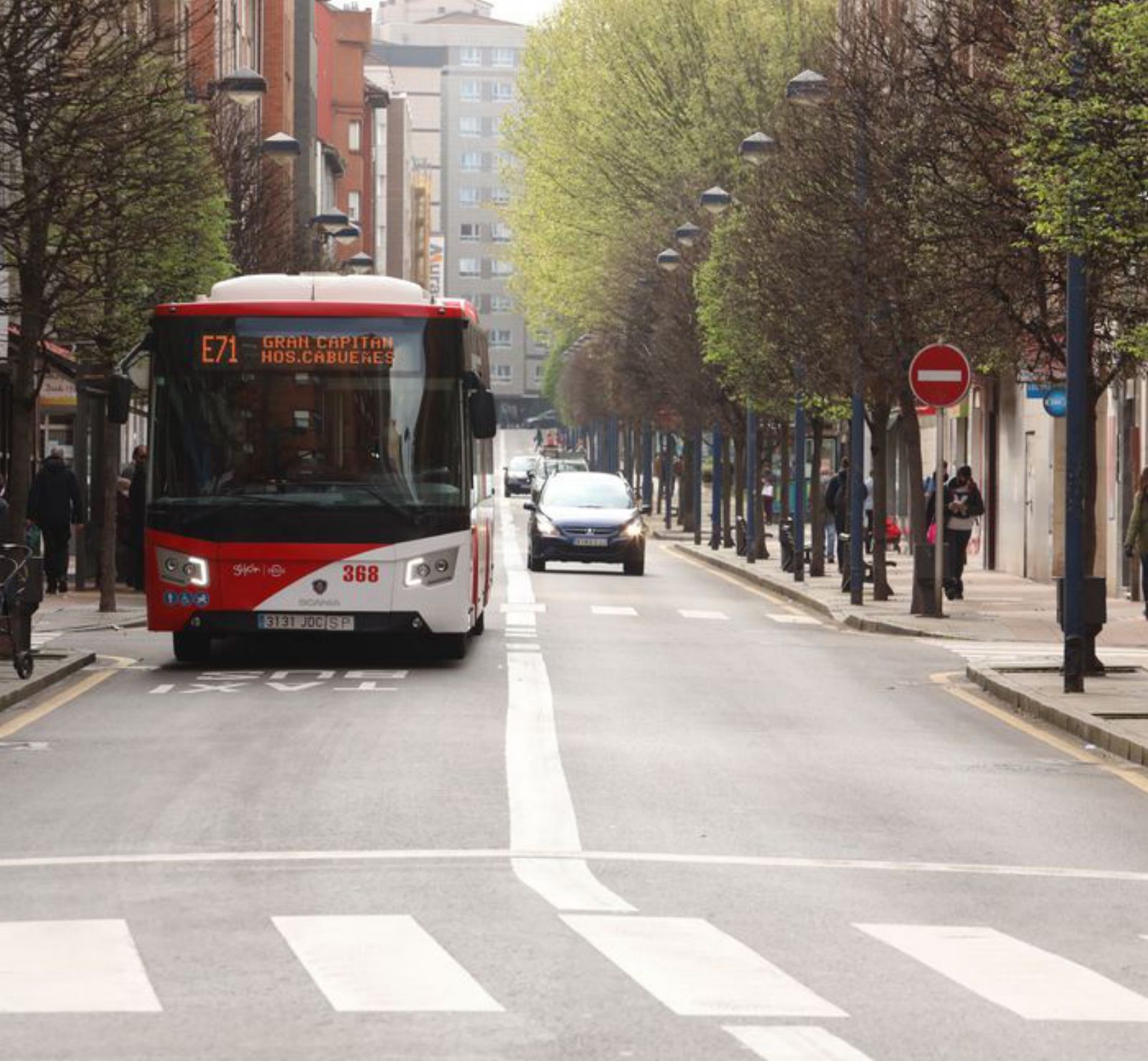 Un autobús, en el carril bus de La Calzada. | Juan Plaza