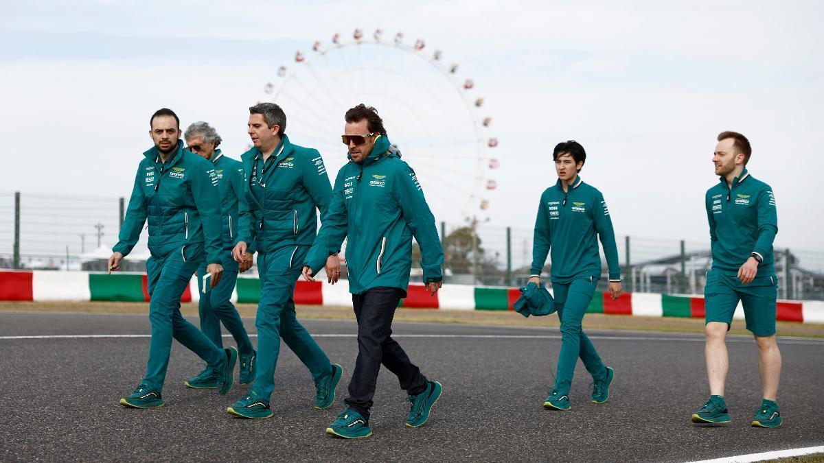 Alonso y miembros del equipo Aston Martin, en el tradicional recorrido a pie en la pista de Suzuka.