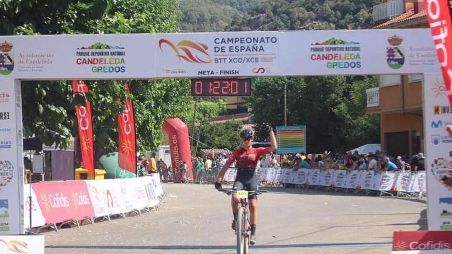 Lucía Gómez celebra su triunfo en la categoría sub-23.