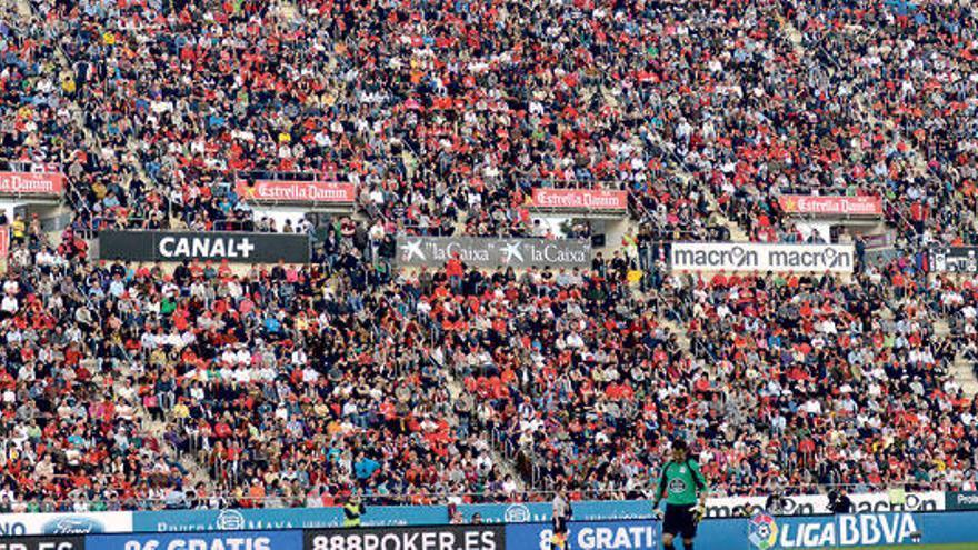 Imagen de la grada Sol durante el partido, donde se aprecia numeroso público ocupando las escaleras y bloqueando los vomitorios.