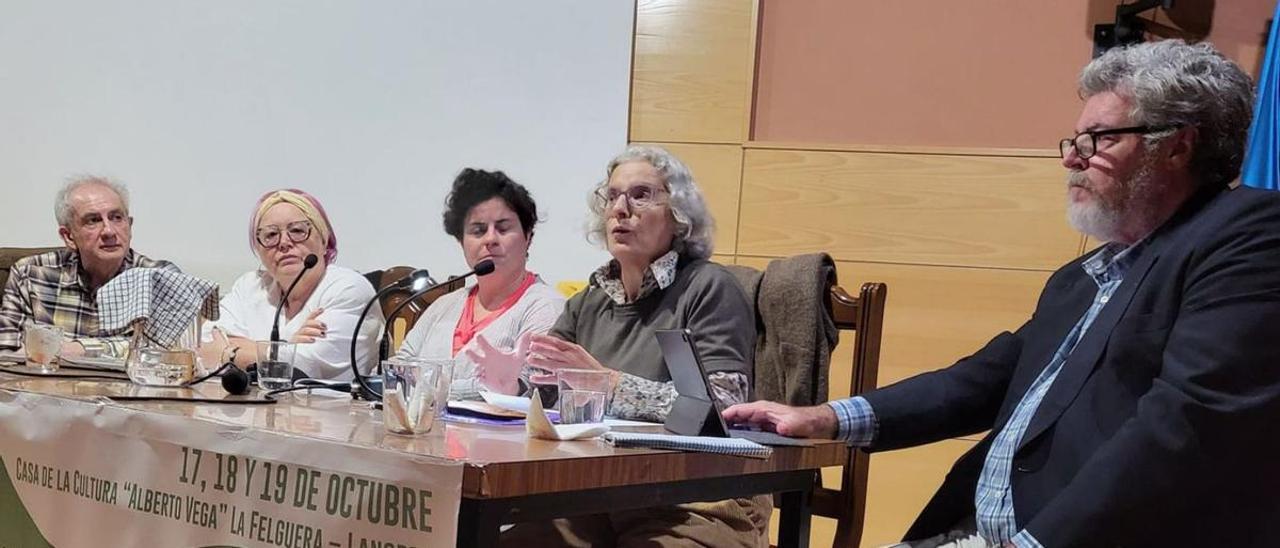 Por la izquierda Pablo García, Esmeralda Palacio, Sandra Lobo, Esperanza Fernández y Juan López de Uralde, ayer, en la Casa de Cultura de La Felguera. | Vivas