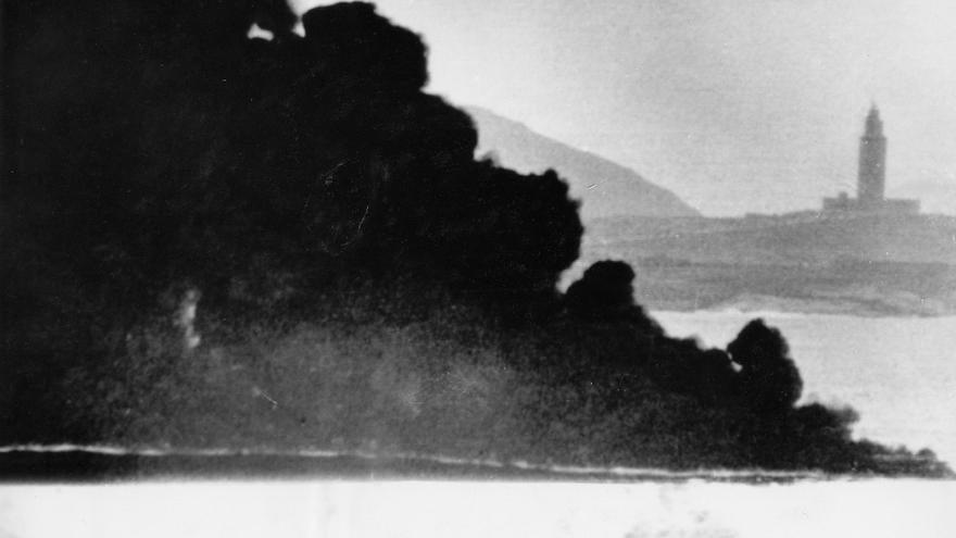 Medio siglo de la marea negra del «Urquiola», el petrolero que causó uno de los mayores desastres naturales de Galicia