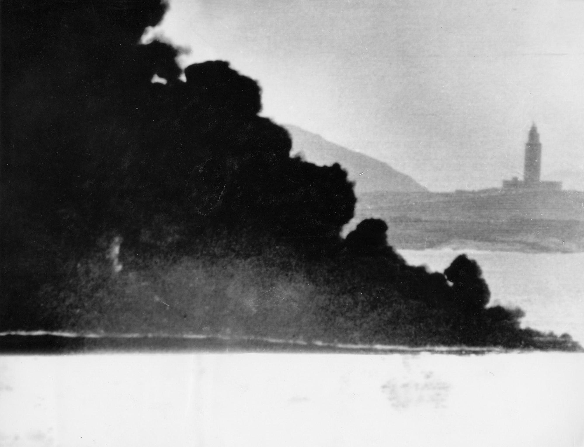 Intensa humareda del buque petrolero Urquiola encallado e incendiado en la entrada de la ría de A Coruña en 1976 LOC (2).jpg