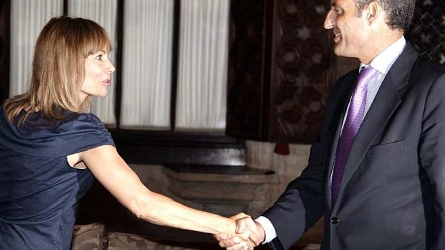 El presidente Camps saluda a María Graña, presidenta de Microsoft España, antes de su audiencia el 3 de septiembre