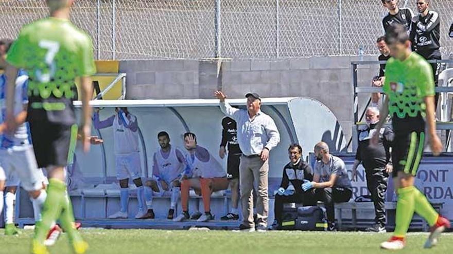 El entrenador del Baleares, Manix Mandiola, ayer durante el partido ante el Hércules en Son Malferit.