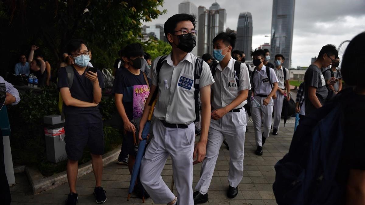 Jóvenes estudiantes se manifiestan en Hong Kong, este lunes.