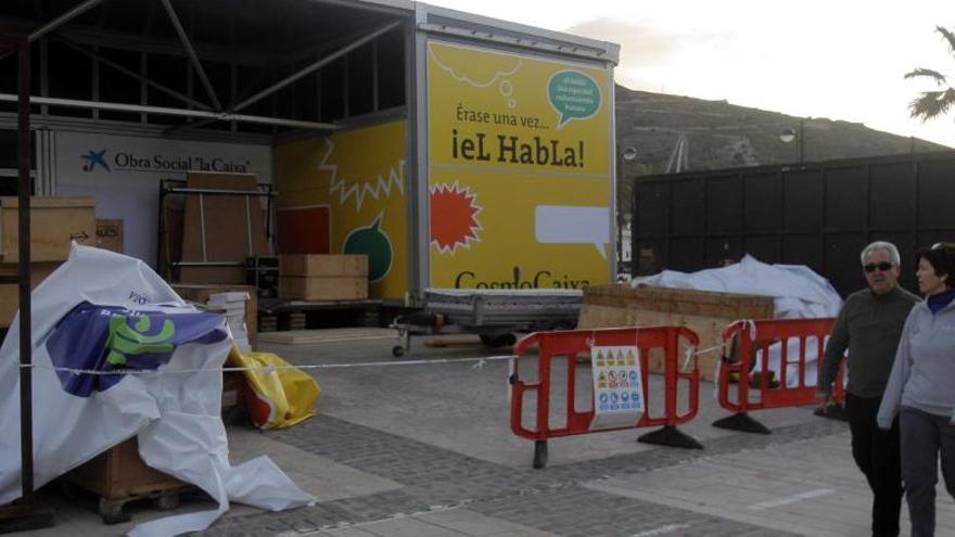 La carpa instalada en el muelle por la obra social de La Caixa.