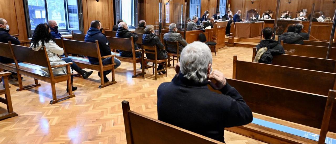 Los acusados al inicio del juicio ayer en la Audiencia Provincial de Pontevedra.   | // RAFA VÁZQUEZ