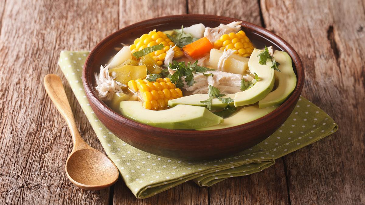 Ajiaco es una sopa espesa tradicional de Colombia.