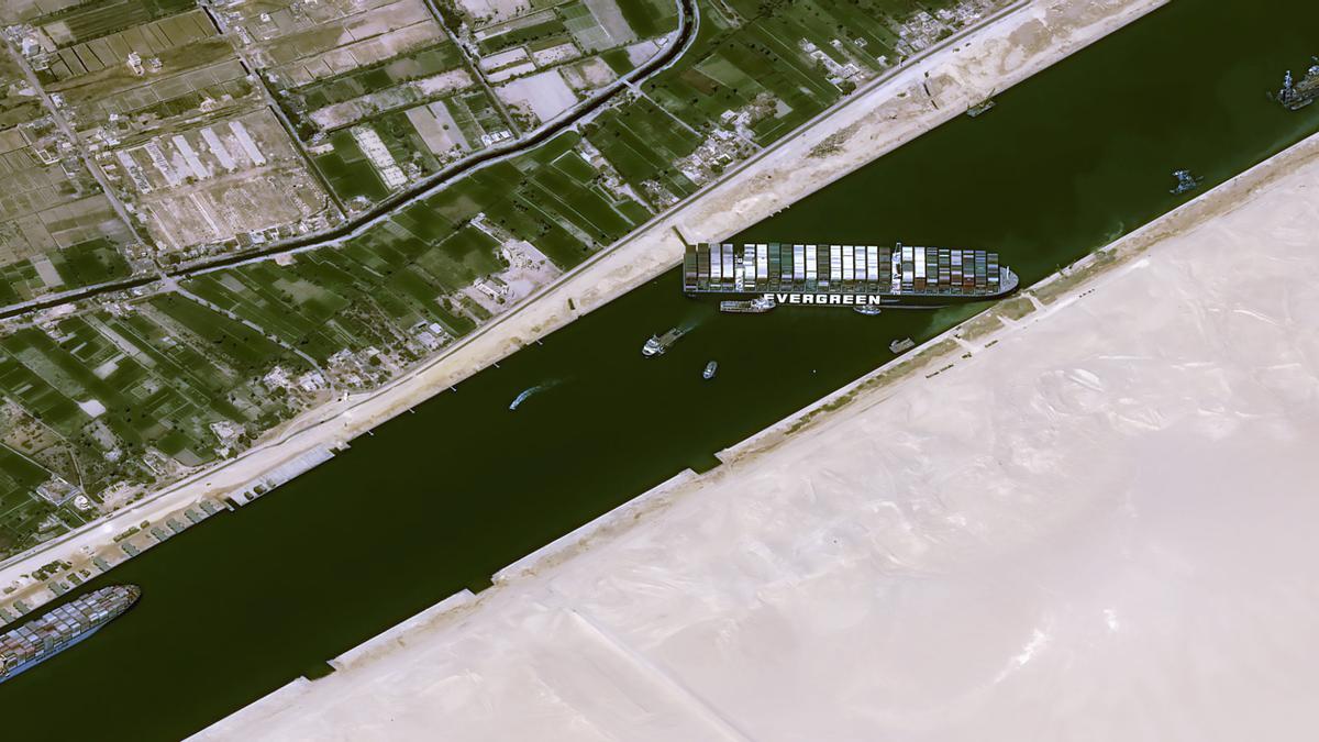 Una imagen del buque que bloque el canal de Suez.