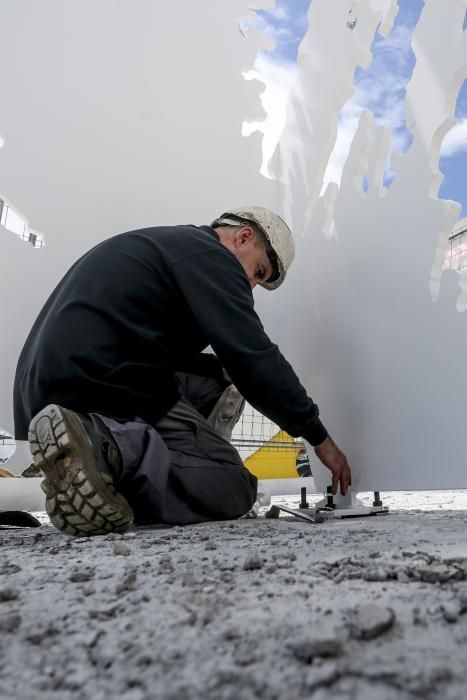 Instalación de la estatua de Genovés en el Niemeyer