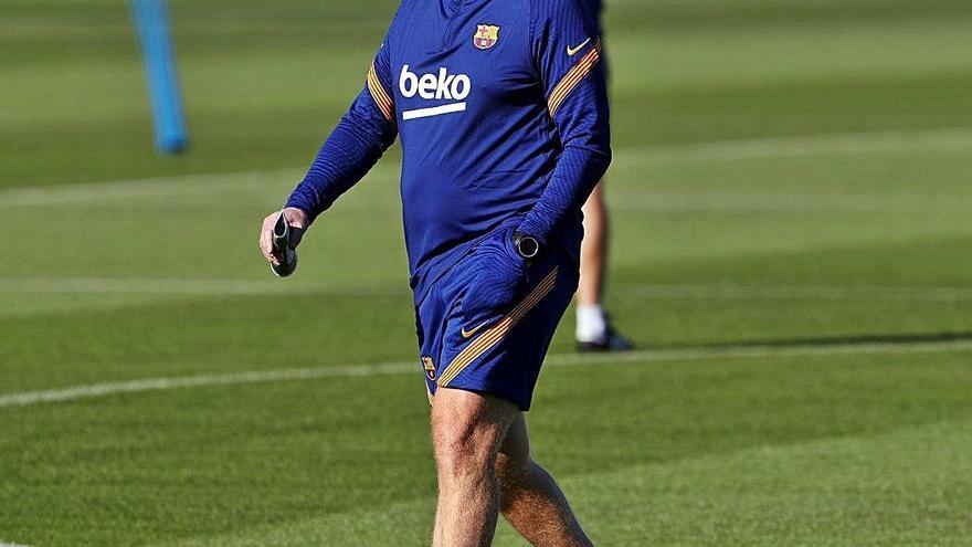 Koeman, en el entrenamiento del Barça de ayer.