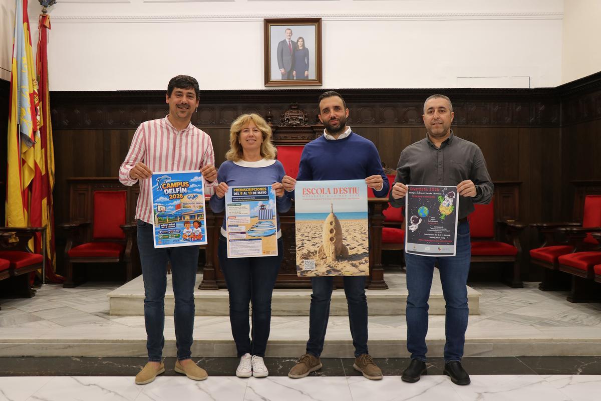 Miembros del Ayuntamiento de Sagunt en la presentación de los campus de verano 2026.