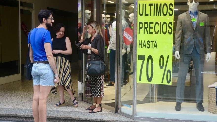 Un escaparate con el anuncio de rebajas. // R. Vázquez