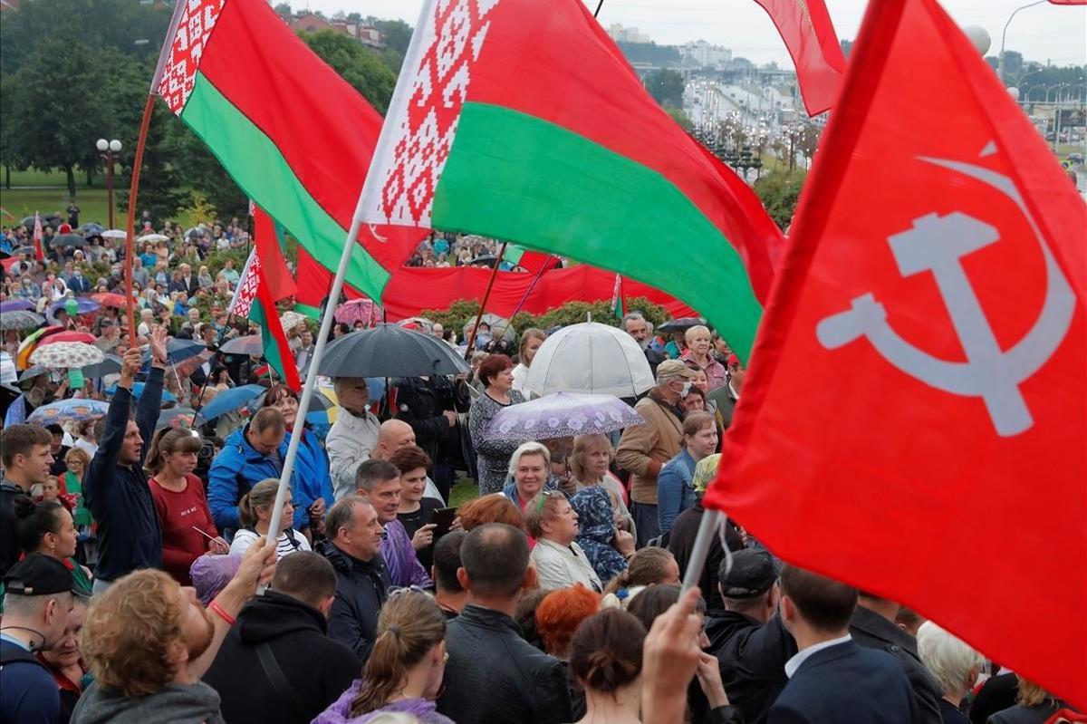 zentauroepp54554359 people wave belarusian national flags and a soviet flag duri200819192745