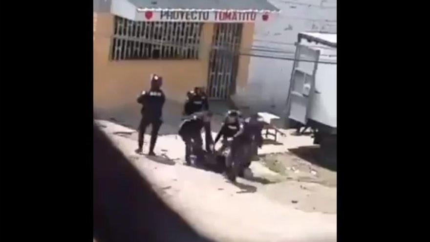 Ecuador: Al menos 9 presos muertos y 6 policías en estado crítico por motín carcelario