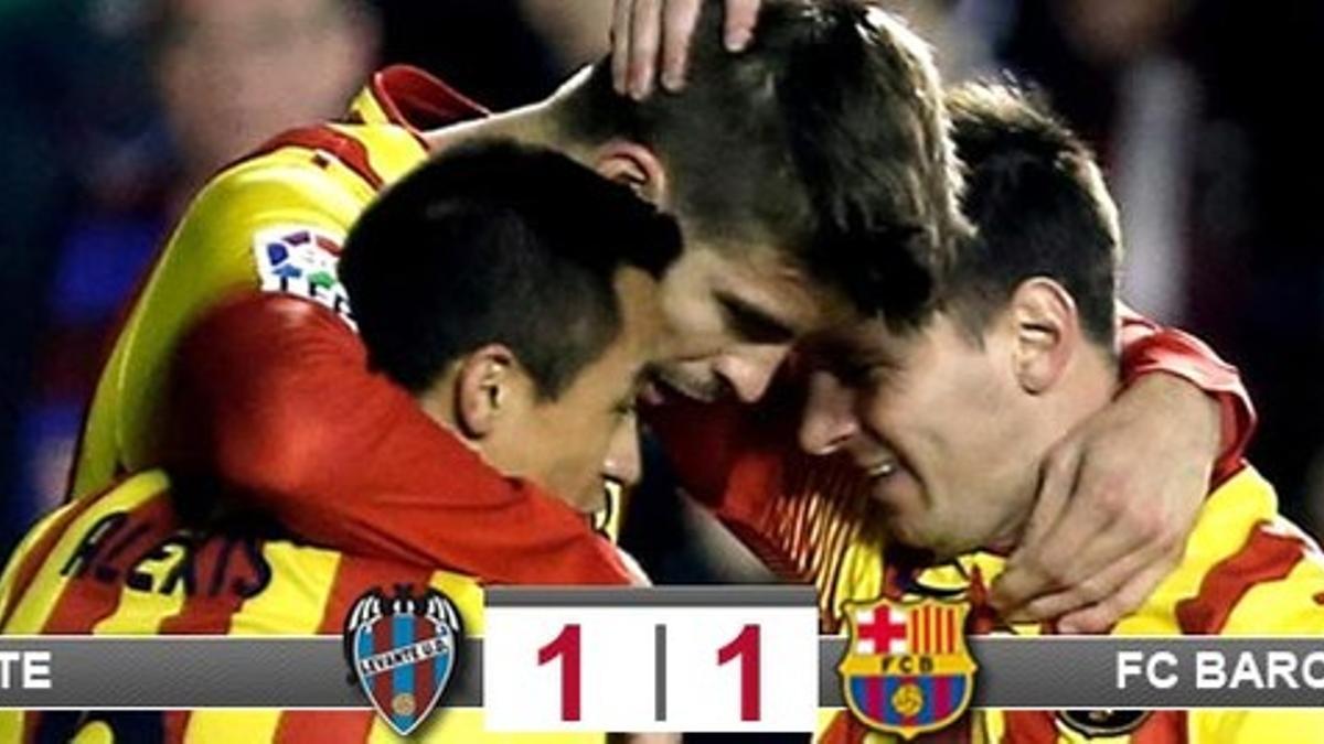 Piqué, celebrando su gol con Messi y Alexis