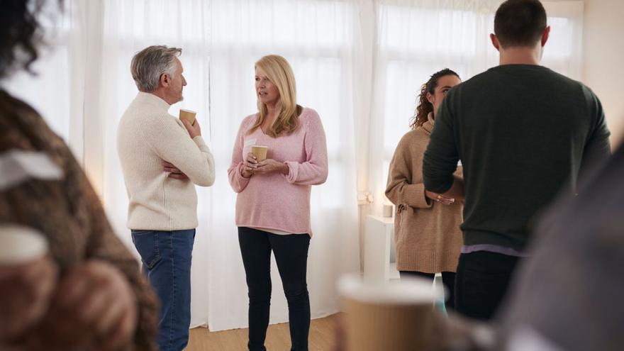 Un grup de veïns reunits en un habitatge.  istock.