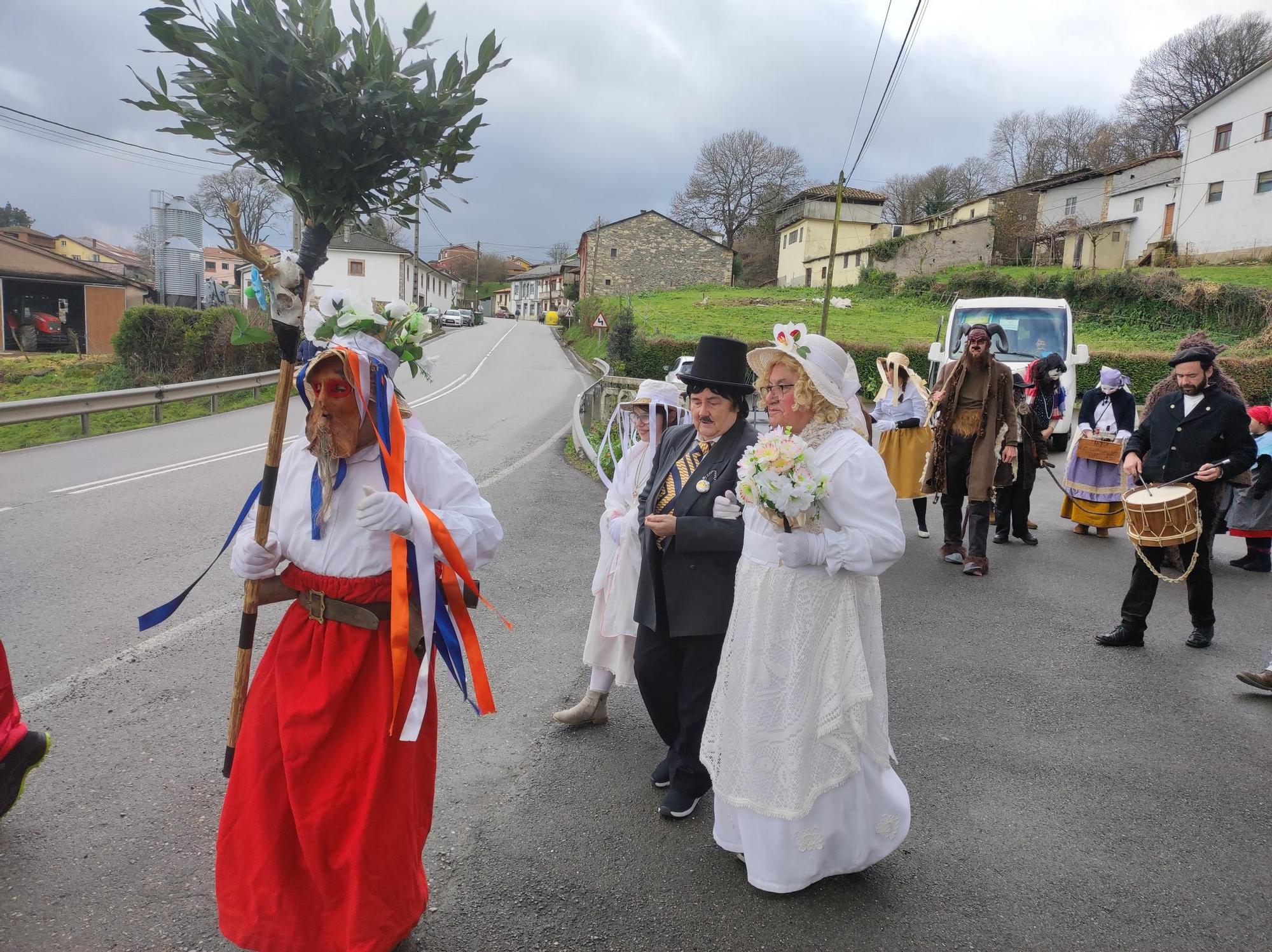 En imágenes: Así fue el paso de los guilandeiros de Tineo por El Pedregal