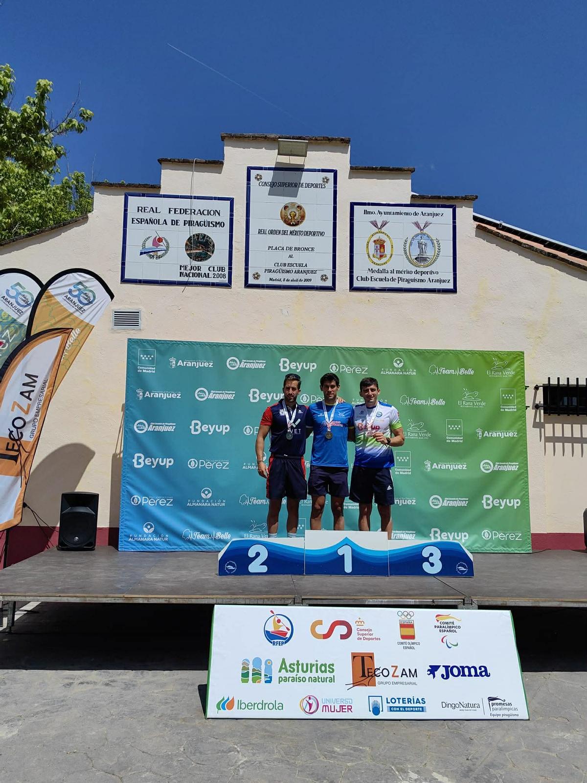 Llorens, Plaza y Martín, en el podio del Campeonato de España de medio maratón, en Aranjuez.