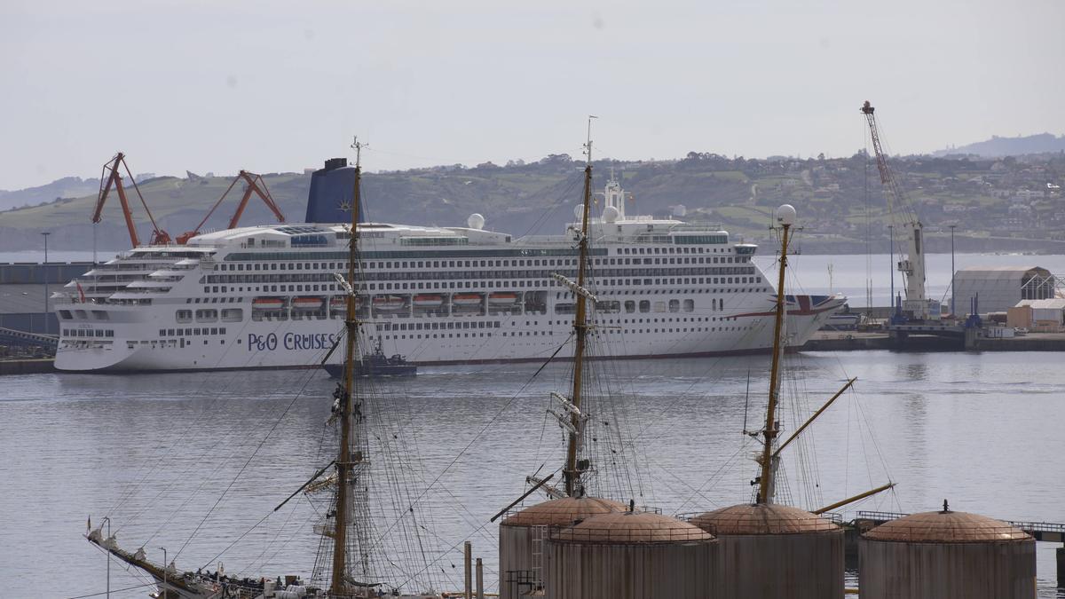 En imágenes: Así fue la llegada del "Aurora", el primer crucero de la temporada, a Gijón